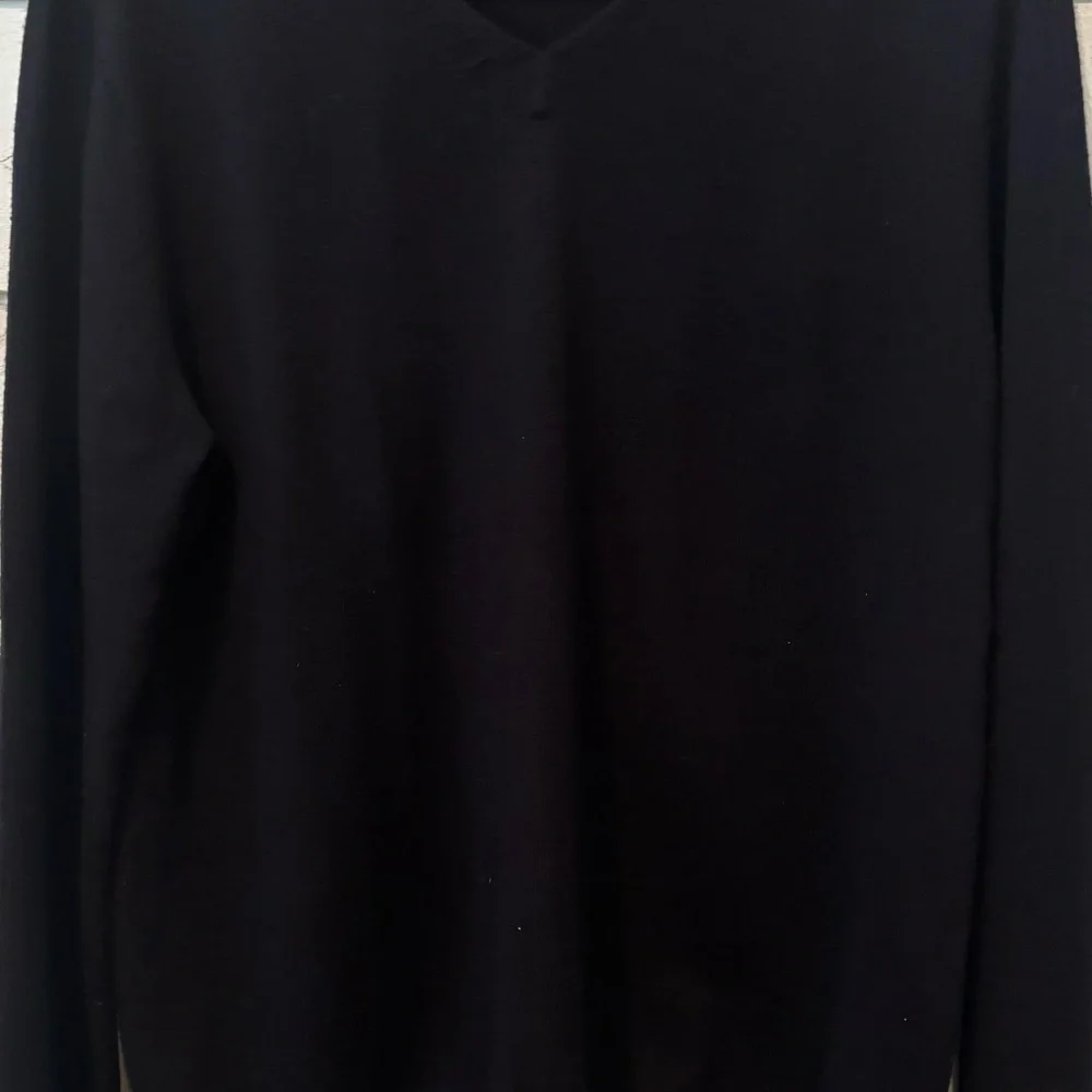 UNTUCKit  Sweater Men's Medium 100% Merino Wool Navy V Neck Long Sleeve Pullover